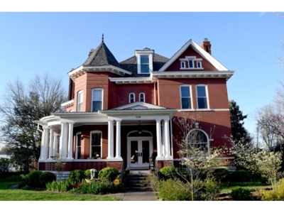 ELEGANT DOWNTOWN MURFREESBORO RESIDENCE