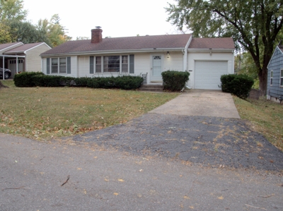 a road in front of a house