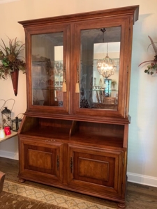 LAUREL LANE DOWNSIZING, NICE FURNITURE AND GLASSWARE ONLINE AUCTION featured photo