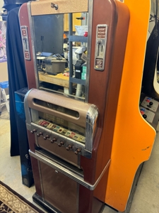 VINTAGE ARCADE GAMES, PINBALL AND VENDING MACHINE featured photo