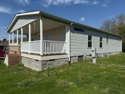 Like-New 2 Bed, 2 Bath Manufactured Home & Yard Barn featured photo 3