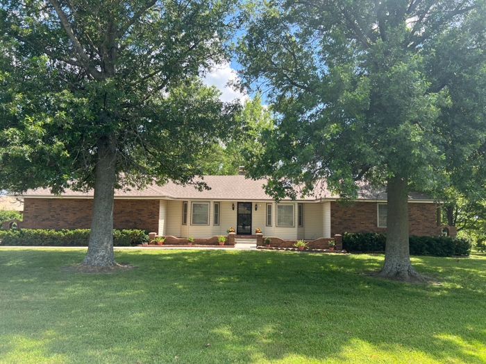 Nice Brick Home on Acreage Near Harrisonville featured photo