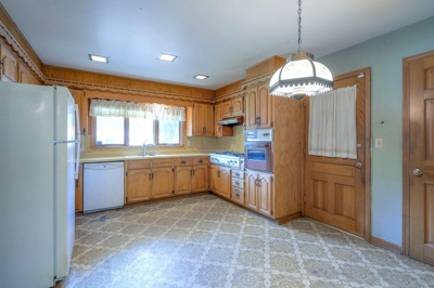 5-Bedroom Huff Lake-View Gardens Home Auction featured photo 11