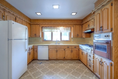 5-Bedroom Huff Lake-View Gardens Home Auction featured photo 12